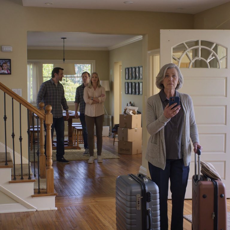 Podczas gdy moja teściowa pomagała kochance mojego męża wybrać najbardziej „bogate” designerskie szpilki, ja rozmawiałam przez telefon, próbując zablokować kartę kredytową, której tak bardzo pragnęła. Wierzyła, że ​​nasz penthouse odziedziczył jej syn, zupełnie nieświadoma, że ​​akt własności i wszystkie linie kredytowe, które pokazała, były na moje nazwisko. Zanim ich torby znalazły się przy kasie, transakcja została odrzucona. Moja zemsta była jedyną rzeczą, której nigdy nie mogłaby obciążyć mojego konta. Nazywam się Charlie Mitchell i gdybyście zobaczyli scenę w mojej jadalni, pomyślelibyście, że jestem najszczęśliwszą kobietą w Teksasie. Okna naszego penthouse’u od podłogi do sufitu oferowały idealny widok na panoramę Dallas, a światła miasta migotały niczym przewrócona szkatułka na tle aksamitnej nocy. W środku panowała przyjemna temperatura 20 stopni Celsjusza, a w powietrzu unosił się zapach drogich woskowych świec i bogaty, aromatyczny aromat gulaszu wołowego, który gotowałam przez cztery godziny. To był przepis rodziny Bishopów, przekazywany z pokolenia na pokolenie w rodzinie Ryana, rzekomo sekretna mieszanka ziół i czerwonego wina, którą tylko prawdziwa matriarcha mogła opanować. Postępowałam zgodnie z instrukcją z precyzją, którą zazwyczaj rezerwuję dla algorytmów, dbając o to, by mięso było tak delikatne, że rozpadało się przy najlżejszym dotknięciu widelca. „Z pewnością jest jędrne” – powiedziała Elaine Bishop, przerywając ciężką ciszę. Wbiła w marchewkę czubek srebrnego widelca, jakby oglądała okaz biologiczny. „Bardzo rustykalne, Charlotte. Przypomina mi tę małą przydrożną knajpkę, do której ojciec Ryana zwykł mnie ciągnąć, kiedy byliśmy po ślubie, zanim zarobił swój pierwszy milion. Urokliwe. Bardzo robotnicze”. Ścisnęłam mocniej serwetkę pod stołem, ale zachowałam neutralny wyraz twarzy. „Postępowałam zgodnie z przepisem, który mi dałaś, Elaine, do ostatniej łyżeczki i ostatniej minuty”. „Och, założę się, kochanie” – odpowiedziała, a jej uśmiech uciekał od oczu. To był uśmiech porcelanowej emalii i złośliwości. „Ale niektóre rzeczy wymagają po prostu pewnego podejścia, pewnej tradycji. Możesz dać malarzowi pędzel, ale to nie czyni go mistrzem. Ale nie martw się – Ryan lubi proste jedzenie, prawda, kochanie?” Envoyer des commentaires