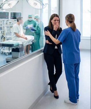 Morał Pobiegłam do szpitala, żeby zobaczyć się z mężem — wtedy pielęgniarka szepnęła: „Schowaj się teraz… To pułapka”.