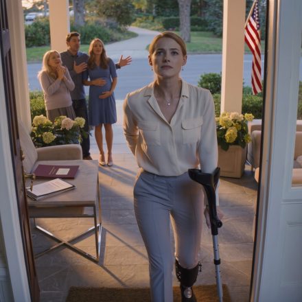 Jechaliśmy z siostrą do domu rodziców, kiedy mieliśmy poważny wypadek samochodowy. Służby ratunkowe wezwały rodziców na miejsce zdarzenia. Gdy tylko przyjechali, przebiegli obok moich zepsutych drzwi i pobiegli prosto do mojej siostry. Ostrożnie ją podnieśli i przestąpili po moim ciele na asfalcie, podczas gdy ja czołgałem się w ich kierunku ze złamaną nogą i ręką, błagając o pomoc.