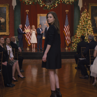 Moja siostra przypadkowo wysłała mi wiadomość głosową przeznaczoną dla naszej mamy — kiedy usłyszałam, jak kpi z mojej „małej” firmy, przyznaje, że tylko udaje, że mnie wspiera, i sprowadza pracę mojego życia do rodzinnego żartu, następnego ranka cicho spakowałam swoje rzeczy, wyszłam z jej biura i zamieniłam lata siostrzanej lojalności w spokojny, przemyślany plan, aby w końcu stanąć w swojej obronie przed wszystkimi, których szanuje