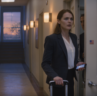 Nigdy nie myślałam, że będę kobietą, która nagrywa prywatne rozmowy swojego chłopaka. Nigdy nie myślałam, że będę kobietą, która metodycznie zniszczy komuś całe życie. Ale z drugiej strony nigdy nie pomyślałabym, że wrócę wcześniej z podróży służbowej i usłyszę, jak mężczyzna, którego kochałam, mówi swoim przyjaciołom, że wolałby umrzeć, niż się ze mną ożenić. Nazywam się Emma i to jest historia o tym, jak wymazałam mężczyznę ze swojego życia tak definitywnie, że w ogóle przestał istnieć. Wszystko zaczęło się w czwartek wieczorem we wrześniu. Byłam w Bostonie na konferencji marketingowej, ale moja prezentacja została przesunięta, co oznaczało, że mogłam złapać wcześniejszy lot do domu. Wysłałam SMS-a do Jake’a, mojego chłopaka od pięciu lat, żeby dać mu znać, że będę w domu o siódmej, a nie o północy. Wiadomość była widoczna jako dostarczona, ale nieprzeczytana. Pomyślałem, że jest zajęty – może na siłowni albo gra w gry wideo w słuchawkach. Naprawdę cieszyłem się, że mogę mu zrobić niespodziankę. Byliśmy razem, odkąd skończyłam dwadzieścia cztery lata, i ostatnio coraz częściej myślałam o naszej przyszłości. Małżeństwo. Może dzieci. Całe to tradycyjne podejście. Jake był trochę nieśmiały, kiedy poruszałam ten temat, ale uznałam, że po prostu jest ostrożny i czeka na odpowiedni moment. Zaczęłam nawet rozglądać się za pierścionkami zaręczynowymi, myśląc, że może oświadczę mu się w naszą zbliżającą się piątą rocznicę. Współczesne kobiety też potrafią się oświadczyć, prawda? Uber wysadził mnie pod naszym apartamentowcem tuż po siódmej. Był to jeden z tych pięknych, wczesnojesiennych wieczorów, kiedy powietrze pachniało świeżością i pełnią możliwości. Widziałem, jak w naszym mieszkaniu na trzecim piętrze zapalają się światła. No cóż, technicznie rzecz biorąc, moje mieszkanie. Umowa najmu była na moje nazwisko, ale mieszkaliśmy razem od trzech lat, więc czułem, że jest nasze. Wspinałam się po schodach z walizką, wyobrażając sobie już zaskoczoną minę Jake’a, gdy przekroczyłam próg. Może zamówimy tajskie jedzenie i obejrzymy film. Może wreszcie porozmawiamy o przyszłości – szczerze, bez zmieniania tematu i żartów, żeby zbić z tropu. Gdy dotarłem do drzwi wejściowych, usłyszałem głosy dochodzące ze środka. Męskie głosy. Głośne i śmiejące się. Jake zapraszał gości. W porządku. Wspomniał, że jego kumple, Marcus i Tyler, chcą obejrzeć mecz. Prawie wszedłem, ale coś kazało mi się zatrzymać z kluczem w zamku. Usłyszałem swoje imię. „Kiedy w końcu oświadczysz się Emmie?” To był Marcus, najlepszy przyjaciel Jake’a od czasów studiów. „Ona rzuca aluzje wielkości billboardów, człowieku.” Zamarłam. Moja ręka wciąż spoczywała na klamce, ale jej nie przekręciłam. Coś w tonie Marcusa sprawiło, że zapragnęłam usłyszeć odpowiedź Jake’a, zanim dam znać o swojej obecności. Zapadła cisza, po czym Jake się roześmiał. Nie był to radosny śmiech. Lekceważący, wręcz okrutny śmiech, jakiego nigdy wcześniej u niego nie słyszałam. „Ożenić się z Emmą, stary? Wolałbym umrzeć.” Te słowa uderzyły mnie jak fizyczny cios. Cofnęłam się o krok od drzwi, a rączka walizki wyślizgnęła mi się z nagle zdrętwiałych palców. „Na razie jest po prostu wygodna” – kontynuował Jake, jego głos brzmiał swobodnie, jakby omawiał, co zamówić na kolację. „To znaczy, płaci większość czynszu, nie narzeka, kiedy wychodzę z wami, i nie jest zła z wyglądu. Po co miałbym to psuć?” Tyler się roześmiał. „Jesteś takim dupkiem, człowieku. Czy ona wie, że tak się czujesz?” „Oczywiście, że nie” – prychnął Jake. „Po prostu się uśmiecham i kiwam głową, kiedy mówi o przyszłości. Zarabia trzy razy więcej niż ja, więc po prostu pozwalam jej zajmować się różnymi sprawami. Czemu miałbym z tego rezygnować?” Nogi mi osłabły. Oparłem się o ścianę korytarza, próbując przetworzyć to, co słyszałem. Pięć lat. Pięć lat mojego życia. A on myślał, że jestem wygodny. Nie kochany. Nie ceniony. Wygodny. Ale nie wybiegłam przez drzwi. Nie krzyczałam, nie płakałam, nie stawałam z nim twarzą w twarz. Zamiast tego ogarnęło mnie coś zimnego i wyrachowanego. Wyciągnąłem telefon i zacząłem nagrywać. „Twoje konto bankowe musi ostatnio wyglądać całkiem nieźle” – powiedział Marcus. „W zasadzie mieszkasz bez czynszu”. „Nie bez czynszu” – poprawił Jake. „Każe mi płacić swoją część. Ale tak, sporo oszczędzam. Poza tym ona zazwyczaj pokrywa koszty jedzenia. Wszystkie opłaty za media, usługi streamingowe. Kupiła tę nową kanapę w zeszłym miesiącu”. Brzmiał dumnie, jakby wymieniał osiągnięcia. „Zaoszczędziłem pewnie ze czterdzieści tysięcy dolarów tylko w ciągu ostatnich dwóch lat”. Czterdzieści tysięcy dolarów. Podczas gdy ja walczyłam o to, żeby cokolwiek zaoszczędzić, myśląc, że oboje jesteśmy w tej samej sytuacji finansowej, on po cichu gromadził oszczędności za pomocą moich pieniędzy. „A co z tą dziewczyną z siłowni?” zapytał Tyler. „Instruktorka jogi. Nadal z nią rozmawiasz?” Moje serce się zatrzymało. „Rachel? Tak, pisała SMS-y”. Głos Jake’a był lekki. Swobodny. „Oczywiście nie wie o Emmie. Trzymam otwarte opcje. Wiesz, jeśli coś tu nie wypali, mam plany awaryjne”. „Igrasz z ogniem, człowieku” – powiedział Marcus, ale śmiał się. „A co, jeśli Emma się dowie?” „Nie zrobi tego”. Jake brzmiał pewnie. „Emma jest zbyt ufna, zbyt zajęta karierą, żeby zwracać na to uwagę. Pracuje jakieś sześćdziesiąt godzin tygodniowo. Mógłbym mieć pewnie inną dziewczynę, a ona by nie zauważyła”. Wszyscy się śmiali. Ci mężczyźni, dla których ugotowałam obiad, których zaprosiłam do swojego domu, których uważałam za przyjaciół, śmiali się z tego, jak łatwo można mnie oszukać. „Czy twoja mama nie pyta ciągle, kiedy zamierzasz się oświadczyć?” – zapytał Tyler. „Tak, ciągle”. Jake westchnął, jakby go to przytłoczyło. „Po prostu mówię jej, że Emma nie jest gotowa. Kupuję sobie czas. Tymczasem Emma uważa, że ​​to ja potrzebuję więcej czasu. Jest idealnie”. „Pięć lat to jednak długi okres, żeby kogoś zwodzić” – powiedział Marcus. „Pięć lat szybko mija, kiedy żyje się dobrym życiem” – odpowiedział Jake. „Poza tym będę wiedział, kiedy nadejdzie czas, żeby ruszyć dalej. Do tego czasu, czemu by się tym nie cieszyć?” Stałem w tym korytarzu jeszcze dwadzieścia minut, nagrywając wszystko. Rozmawiali o sporcie, pracy, swoim życiu miłosnym. Jake narzekał, że zawsze chcę rozmawiać o uczuciach, że czasami jestem „zbyt emocjonalny”, że jestem zbyt skupiony na karierze, żeby się tym wszystkim bawić. Opisał mnie jak współlokatorkę, którą tolerował, a nie jak kobietę, z którą był w związku przez pół dekady. Kiedy w końcu usłyszałem, że kończą rozmowę, cicho zszedłem po schodach i poszedłem do samochodu. Siedziałem na miejscu kierowcy na parkingu, wpatrując się w telefon — w czterdziestotrzyminutowe nagranie, które właśnie zniszczyło całe moje życie. Ale nie płakałam. Jeszcze nie. Zamiast tego otworzyłam aplikację bankową i zaczęłam patrzeć na nasze finanse nowym okiem. Mieliśmy, jak to nazywaliśmy z Jakiem, wspólne konto na wydatki domowe. Technicznie rzecz biorąc, to było moje konto, do którego mu dałem dostęp. Przejrzałem historię transakcji. Zgodnie z naszą umową mieliśmy dzielić czynsz i media po połowie. Czynsz wynosił 2000 dolarów miesięcznie, więc każdy z nas powinien płacić po 1000 dolarów. Przejrzałem transakcje z ostatnich sześciu miesięcy. Co miesiąc wpłacałem 1500 dolarów. Jake wpłacał co miesiąc 500 dolarów. Oszczędzał mi 500 dolarów miesięcznie. Cofnąłem się jeszcze bardziej — o dwa lata. To było 12 000 dolarów. Potem były zakupy spożywcze. Obciążyłem nimi to konto, a Jake miał mi przesłać swoją połowę przez Venmo. Patrząc na moją historię Venmo, zwracał mi może trzydzieści procent. Jeszcze kilka tysięcy. Meble, o których wspominał. Kupiłem tę kanapę za 3000 dolarów. Miał zapłacić połowę. Nigdy tego nie zrobił. Stół jadalny – 2000 dolarów. Komplet sypialniany – 4000 dolarów. Wszystko na mojej karcie kredytowej. Wszystko z obietnicą zwrotu pieniędzy później. Później. Poczułem się źle, ale poczułem też coś jeszcze. Przejrzystość. Napisałam SMS-a do mojej najlepszej przyjaciółki, Mai. Była prawniczką w kancelarii prawa rodzinnego i w tej chwili bardziej potrzebowałam jej profesjonalnego doświadczenia niż wsparcia emocjonalnego. Nagły wypadek. Potrzebuję pomocy. Nie dzwoń. On może usłyszeć. Czy możesz się ze mną spotkać? Odpisała natychmiast. Moje biuro. 20 minut. Jechałem do biura Mai oszołomiony, a to nagranie wciąż odtwarzało się w mojej głowie. Wolałbym umrzeć, niż poślubić Emmę. Ona jest po prostu wygodna. Trzymam swoje opcje otwarte. Maya czekała w holu, kiedy przyjechałem. Spojrzała na mnie i zaciągnęła mnie do sali konferencyjnej, zamykając za nami drzwi. „Co się stało?” zapytała. Puściłem jej nagranie. Obserwowałem, jak zmienia się twarz Mai, gdy słuchała – najpierw szok, potem złość, a na końcu zimna, profesjonalna furia. Kiedy skończyła, przez dłuższą chwilę milczała. „To [ __ ] [ __ ]” – powiedziała w końcu. Maya nigdy nie przeklinała, chyba że była naprawdę zła. „Emmo, bardzo mi przykro” – dodała, a potem jej głos się zaostrzył. „Ale też… dziękuję, że to nagrałaś. To dowód”. „Dowód czego?” – mój głos zabrzmiał płasko. „Bycie [ __ ] nie jest nielegalne”. „Nie” – powiedziała Maya – „ale wyzysk finansowy może być. Opowiedz mi o swojej sytuacji finansowej z nim”. Wszystko mu wyłożyłam. Różnice w czynszach, niezapłacone meble, zakupy spożywcze, rachunki. Jak mi mówił, że ma problemy finansowe, więc pokrywałam coraz więcej wydatków. Jak oszczędzałam na naszą przyszłość, podczas gdy on najwyraźniej oszczędzał na ucieczkę. Maya wyciągnęła notes i zaczęła robić notatki. „Umowa najmu mieszkania jest zawarta tylko na twoje nazwisko?” “Tak.” „Media?” „Moje imię.” „Meble. Artykuły gospodarstwa domowego.” „Mam rachunki na wszystko. Wszystko jest moje.” Maya odchyliła się do tyłu, a na jej twarzy powoli pojawił się uśmiech. „Emma, ​​wiesz co to znaczy?” „Że byłem idiotą?” „Nie” – powiedziała. „To znaczy, że masz tu pełną władzę. Prawnie rzecz biorąc, jest on w zasadzie gościem w twoim mieszkaniu. Nie ma praw najemcy, ponieważ nie ma go w umowie najmu. Możesz go wyprosić w dowolnym momencie, po uprzednim powiadomieniu”. „Zwykle odpowiedni okres wypowiedzenia wynosi trzydzieści dni, ale w przypadkach nadużyć finansowych lub gdy czujesz się niepewnie, okres ten może zostać przyspieszony”. „Nie czuję się zagrożony” – powiedziałem. „Jestem wściekły”. „Dobrze” – powiedziała Maya. „Wykorzystaj to. Emmo, masz tu szansę, jakiej nie ma większość kobiet w twojej sytuacji. Masz niezależność finansową, uprawnienia prawne, udokumentowane dowody jego oszustwa i element zaskoczenia”. „On nie ma pojęcia, że ​​o tym wszystkim wiesz.” Coś w tonie Mai sprawiło, że spojrzałem na nią. Miała ten wyraz twarzy, który pojawiał się, gdy planowała strategię prawną – ten, który denerwował stronę przeciwną. „O czym myślisz?” zapytałem. „Myślę” – powiedziała powoli – „że jeśli zechcesz, możesz sprawić, że wygodne życie Jake’a stanie się bardzo niewygodne”. „Nie nielegalnie. Nie niemoralnie. Po prostu… skutecznie.” Spojrzałem na nią. „Słucham.” I tak oto rozpoczął się plan. Maya i ja zostałyśmy w sali konferencyjnej do drugiej w nocy, omawiając każdy szczegół. Ustaliliśmy trzytygodniowy harmonogram. Trzy tygodnie na zebranie wszystkich potrzebnych dowodów. Trzy tygodnie na przeniesienie moich rzeczy do nowej lokalizacji. Trzy tygodnie na udokumentowanie każdego kłamstwa i każdego dolara. Trzy tygodnie, w których Jake nadal myślał, że wszystko jest w porządku, podczas gdy ja systematycznie przygotowywałam się do wymazania go z mojego życia. „Celem” – wyjaśniła Maya – „jest to, żeby pewnego dnia wrócił do domu, a ciebie po prostu nie było. Bez konfrontacji. Bez dramatów. Bez możliwości manipulowania tobą lub składania obietnic, których nie dotrzyma”. „Po prostu znikasz z jego życia tak samo całkowicie, jak on planował zniknąć z twojego”. „A co z jego rzeczami?” – zapytałem. „Jego rzeczy pozostają w pudłach ze szczegółową fakturą wszystkiego, co jest ci winien, i instrukcjami dotyczącymi płatności. Bardzo uprzejmie, bardzo legalnie, bardzo ostatecznie.” Zarezerwowałem pokój w hotelu na tę noc. Nie mogłem jeszcze wrócić do mieszkania. Nie mogłem patrzeć na Jake’a, żeby nie zobaczył prawdy na mojej twarzy. Napisałem mu SMS-a, że ​​mój lot jest opóźniony i że zatrzymam się w pobliżu lotniska. Odpowiedział krótko: „OK” i dodał emotikonę smutnej buźki. Nie, tęsknię za tobą. Nie, nie mogę się doczekać, aż cię zobaczę jutro. Po prostu potwierdzam. W pokoju hotelowym słuchałam nagrania raz po raz. Za każdym razem słyszałam nowe szczegóły, które przyprawiały mnie o mdłości – nonszalancką okrucieństwo w jego głosie, wyrachowanie w opisie naszej relacji, całkowity brak poczucia winy. Ale nadal nie płakałam. Zamiast tego otworzyłem laptopa i zacząłem tworzyć arkusz kalkulacyjny. Przez następny tydzień odgrywałam rolę idealnej dziewczyny. Wróciłam do domu z mojego „opóźnionego” lotu i pocałowałam Jake’a na powitanie. Zapytałam, jak spędził wieczór, a on powiedział, że był nudny – tylko on oglądał telewizję w samotności. Uśmiechnęłam się i skinęłam głową. Ugotowałam jego ulubiony obiad. Śmiałam się z jego żartów. Zachowywałam się, jakby wszystko było zupełnie normalne. W międzyczasie wszystko dokumentowałem. Zalogowałem się na nasze konto i pobrałem historię transakcji z lat. Przejrzałem wszystkie zapisane paragony, fotografując je wszystkie. Znalazłem potwierdzenia dostawy mebli, rachunki za media wystawione na moje nazwisko, umowę najmu, której nigdy nie podpisał. Stworzyłam szczegółowy harmonogram wszystkich sytuacji, w których obiecał mi zwrócić pieniądze i nigdy tego nie zrobił. Zrobiłem też coś, czego nigdy wcześniej nie robiłem. Spojrzałem na jego telefon. Jake trzymał telefon zablokowany, ale znałam jego hasło. Dał mi je lata temu na wypadek sytuacji awaryjnych, kiedy jeszcze całkowicie sobie ufaliśmy. Albo raczej – wtedy, gdy mu ufałam, a on już mnie oszukiwał. Pewnej nocy, gdy brał prysznic, przejrzałam jego wiadomości. Rachel z siłowni była prawdziwa. Pisali do siebie SMS-y od czterech miesięcy. Flirtujące wiadomości, plany spotkania na kawę, narzekania na swoją sytuację. Myślała, że ​​od niedawna jest singlem. Powiedział jej, że jest rozwiedziony od roku i jest gotowy, żeby znowu zacząć się z kimś spotykać. W jego wiadomościach były jeszcze trzy inne kobiety. Dla każdego z nich inna historia. Jeden uważał go za konsultanta podróży, który rzadko bywał w mieście. Inny uważał go za wdowca. Zabił mnie w alternatywnej rzeczywistości, żeby przespać się z kimś innym. Zrobiłem zrzut ekranu ze wszystkim i wysłałem mailem na swoje konto. Potem wyczyściłem ostatnio usunięty folder i odłożyłem jego telefon dokładnie tam, gdzie go zostawił. Następnego dnia spotkałem się ponownie z Mayą. „Znalazłem pozostałe kobiety” – powiedziałem jej. „Kobiety – liczba mnoga. Co najmniej cztery, może więcej”. „Opowiadał im różne historie”. Maya zacisnęła szczękę. „Czy któryś z nich wspomniał o spotkaniu z nim?” Skinęłam głową. „Rachel. Spotykają się na kawę, jeżdżą na piesze wycieczki. Myśli, że się spotykają”. „Czy istnieją jakieś dowody fizycznej niewierności?” „SMS-y są zalotne, ale nie dosadne”. Mój głos się zacisnął. „Ale Mayo, czy to ma znaczenie?” „Oszukiwał mnie emocjonalnie, wykorzystywał finansowo i nie wiadomo jak długo planował strategię wyjścia”. „Masz rację” – powiedziała Maya. „To nie ma znaczenia. Nie potrzebujesz dowodu fizycznej zdrady, żeby usprawiedliwić odejście”. „Daje nam to jednak więcej dowodów na jego charakter, co może się okazać przydatne, jeśli będzie próbował domagać się praw do twojej własności lub będzie sprawiał kłopoty prawne”. Nieruchomość. Do tego właśnie sprowadziła się nasza relacja. Roszczenia prawne, dowody i prawa własności. „Chcę zrobić to dobrze” – powiedziałem. „Chcę zniknąć tak całkowicie, żeby nie mógł się kłócić, manipulować, wkręcić się z powrotem”. „W takim razie musimy strategicznie zaplanować czas” – powiedziała Maya. „Za dwa tygodnie obchodzisz piątą rocznicę ślubu, prawda?” „Tak. Piętnastego października.” „Czy on coś planuje?” „Wspominał coś o niespodziance” – powiedziałem. „Prawdopodobnie o kolacji w jakimś miłym miejscu, za którą ostatecznie zapłacę”. Maya znów się uśmiechnęła tym swoim niebezpiecznym uśmiechem. „Doskonale. Niech zaplanuje swoją niespodziankę. My tymczasem zaplanujemy twoją.” Drugi tydzień planu poświęcony był logistyce. Zacząłem powoli i ostrożnie wynosić rzeczy z mieszkania – zabierając tylko te, których braku Jake nigdy by nie zauważył. Dodatkowe ręczniki z pościeli. Książki z głębi regału. Zimowe ubrania z komórki lokatorskiej w piwnicy. Codziennie zabierałem jedno lub dwa pudełka do magazynu po drugiej stronie miasta. Otworzyłem też nowe konta bankowe w zupełnie innym banku. Ustawiłem automatyczne przelewy, aby stopniowo przelewać pieniądze z konta wspólnego. Jake nigdy nie sprawdzał salda, więc nie zauważył, że konto powoli się opróżnia. Pod koniec drugiego tygodnia przelałem 15 000 dolarów na nowe konta. Spotkałem się z moją właścicielką, panią Chan, przemiłą kobietą po sześćdziesiątce, która mieszkała na pierwszym piętrze. Wyjaśniłem jej sytuację, odtwarzając odpowiednie fragmenty nagrania. Jej twarz stwardniała. „Tacy mężczyźni myślą, że są tacy sprytni” – powiedziała. „Mój pierwszy mąż był taki sam. Wykorzystywał mnie, dopóki nie pojawił się ktoś lepszy”. „Mądrze zrobiłaś, że teraz wychodzisz, kochanie.” „Muszę cię o coś zapytać” – powiedziałem. „Jake próbował dopisać swoje nazwisko do umowy najmu. Prawda?” Pani Chan wyglądała na zaskoczoną. „Skąd wiedziałeś?” „Nie zrobiłem tego” – przyznałem. „Ale wygląda na to, że on by to zrobił”. „Zadzwonił do mnie jakieś osiem miesięcy temu” – powiedziała. „Powiedział, że jesteście ze sobą na poważnie i że chce to sformalizować. Powiedziałam mu, że najpierw potrzebuję twojej zgody, a on zaczął się bardzo na mnie upierać”. „Nie podobał mi się jego ton, więc powiedziałam mu, że nie. Nigdy ci o tym nie wspominałam, bo myślałam, że to może spowodować problemy w waszym związku”. „Dziękuję za to” – powiedziałem szczerze. „I dziękuję za zaufanie do swojej intuicji, pani Chan”. „Planuję wkrótce zakończyć ten związek i muszę mieć pewność, że będę mógł wymienić zamki bez żadnych problemów prawnych”. „Kochanie, to twoje mieszkanie” – powiedziała. „Twoje nazwisko widnieje na umowie najmu. Płacisz cały czynsz, a ja nigdy nie dałam mu żadnych praw lokatorskich. Możesz wymienić zamki, kiedy tylko zechcesz”. Umówiliśmy się na wizytę ślusarza na poranek piętnastego października. Moja rocznica. Jego zaskoczenie. Szukałam też mieszkania. Znalazłam piękny apartament z jedną sypialnią po drugiej stronie miasta – większy niż potrzebowałam, z ogromnymi oknami i widokiem na park. Był droższy niż moje obecne mieszkanie, ale mogłam sobie na niego pozwolić, skoro nie musiałam utrzymywać kolejnej osoby dorosłej. „Kiedy będę mógł się wprowadzić?” zapytałem właściciela. „Dostępne od zaraz. Pierwszy i ostatni miesiąc czynszu plus kaucja i jest twoje.” Tego popołudnia wystawiłem czek. Trzeci tydzień był najtrudniejszy, bo musiałem zachować pozory, przygotowując się jednocześnie na koniec. Jake zaczął częściej mówić o swojej rocznicowej niespodziance. Zarezerwował pokój w ekskluzywnym hotelu w centrum miasta. „Spa, elegancka restauracja, wszystko” – powiedział. Wydawał się szczerze podekscytowany, co byłoby miłe, gdybym nie wiedział, że zamierza obciążyć całą kwotą moją kartę kredytową bez pytania. „Nie mogę się doczekać” – powiedziałam mu z uśmiechem. „Brzmi idealnie”. „Zasługujesz na to” – powiedział, całując mnie w czoło. „Pięć lat z tobą było niesamowite”. Zastanawiałem się, czy słyszał kłamstwa we własnych słowach, czy też kłamał tak długo, że zaczął wierzyć we własne historie. Trzy dni przed rocznicą zacząłem pakować jego rzeczy. Zaczekałam, aż wyjdzie do pracy, a potem cały dzień spakowałam do pudeł wszystko, co do niego należało: ubrania, buty, kosmetyki, książki, gry wideo. Byłam dokładna i ostrożna, opisując każde pudełko jego zawartością. Ułożyłam je wszystkie w salonie i przykryłam prześcieradłem, żeby nie widział ich, kiedy wróci do domu. Napisałem też list, który miał znaleźć się na wierzchu pudeł. Maya pomogła mi go napisać, dbając o to, by każde słowo było poprawne pod względem prawnym i zrozumiałe emocjonalnie. Drogi Jake’u, to się zaczęło. Kiedy to czytasz, nie będę już mieszkać w tym mieszkaniu. Dowiedziałem się, co naprawdę myślisz o mnie i naszym związku, i postanowiłem dać ci to, czego wyraźnie chcesz. Wolność od kobiety, która wydaje ci się tak wygodna. W liście szczegółowo opisano wykorzystywanie finansowe, kłamstwa i inne kobiety. Dołączył również szczegółową fakturę z wszystkimi długami, które mi był winien, wyliczoną przez Mayę co do dolara. 34 750 dolarów. Możesz zatrzymać wszystkie meble i sprzęty domowe. Potraktuj to jako rekompensatę za pięć lat, które spędziłeś udając, że mnie kochasz. Oczekuję jednak pełnego zwrotu pieniędzy, które skutecznie ukradłeś w ramach naszego nierównego podziału majątku. Mój prawnik skontaktuje się ze mną w sprawie planu spłaty. List kończył się po prostu: Powiedziałaś swoim przyjaciołom, że wolisz umrzeć niż wyjść za mnie. Dziękuję, że byłaś wobec nich szczera, nawet jeśli nie potrafiłaś być szczera wobec mnie. Mam nadzieję, że zaoszczędzone pieniądze były tego warte. Mam nadzieję, że plany awaryjne się sprawdzą. Mam nadzieję, że znajdziesz to, czego szukasz, ale ze mną tego nie znajdziesz. Skończyłem z byciem wygodnym. Wydrukowałem go, podpisałem i włożyłem do koperty. Czternastego października — w noc poprzedzającą rocznicę — prawie nie spałem. Moje nowe mieszkanie było w pełni wyposażone w meble, które kupiłam tylko dla siebie, w kolorach, które kochałam, ustawione dokładnie tak, jak chciałam. Walizki były spakowane wszystkim, bez czego nie mogłam się obejść. Moje ważne dokumenty znajdowały się w sejfie depozytowym. Moje nowe konta bankowe były zasilone i aktywne. Wszystko było gotowe. Jake, nieświadomy tego wszystkiego, był podekscytowany swoją niespodzianką. Tego ranka pocałował mnie na pożegnanie i kazał mi spakować torbę podróżną do hotelu. „To będzie weekend, którego nigdy nie zapomnisz” – powiedział. Nie miał pojęcia, jak bardzo miał rację. Poranek 15 października rozpoczął się od występu godnego Oscara. O szóstej rano weszłam do sypialni, trzymając się za brzuch. „Jake” – jęknąłem. „Źle się czuję”. Obudził się oszołomiony. „Co się stało?” „Chyba mam zatrucie pokarmowe. To tajskie jedzenie z wczoraj. O Boże.” Pobiegłam do łazienki i wydałam z siebie odpowiednie, chore dźwięki. Kiedy wyszłam, Jake wyglądał na rozczarowanego, ale i zirytowanego. „Jesteś pewien? Wydałem 600 dolarów na rezerwację tego hotelu.” Notatka: Czy wszystko w porządku? Notatka: W czym mogę pomóc? Jego pierwszą troską były pieniądze. Pieniądze te, oczywiście, pochodziły z mojej karty kredytowej. „Bardzo mi przykro” – powiedziałam słabo. „Powinnaś jednak iść do spa. Zamów obsługę pokoju. Będziemy świętować, kiedy poczuję się lepiej”. „Sama? Jaki w tym sens?” „Strasznie mi przykro, że zepsułem ci niespodziankę” – powiedziałem. „Proszę, po prostu idź. Odpocznę tutaj, napiję się płynów i nadrobimy to w przyszły weekend”. Kłócił się jeszcze przez kilka minut, ale ostatecznie urok luksusowego hotelu i zabiegów spa wziął górę nad troską o rzekomo chorą dziewczynę. Spakował torbę, pocałował mnie w czoło i powiedział, żebym zadzwoniła, jeśli będę czegoś potrzebować. „Kocham cię” powiedział przy drzwiach. „Wiem” – odpowiedziałem. Nie odpowiedziałem. W chwili, gdy jego samochód wyjechał z parkingu, natychmiast zacząłem działać. Ślusarz przyjechał o 8:30, dokładnie zgodnie z planem. Pani Chan zaprowadziła go do budynku i nadzorowała wymianę wszystkich zamków. Nowy zamek, nowa klamka, nowe klucze, których Jake nigdy nie będzie miał. Przeprowadzka odbyła się o dziewiątej. Wynająłem firmę oferującą pełen zakres usług i powiedziałem im dokładnie, co mają zabrać – każdy mebel, każdy sprzęt kuchenny, każdą dekorację, która należała do mnie. Wszystko to oprócz ubrań i rzeczy osobistych Jake’a, już zapakowanych i czekających. Około południa mieszkanie było puste. Pozostawały tylko rzeczy Jake’a, starannie ułożone w salonie, oraz koperta z jego imieniem położona na wierzchu pudeł. Przeprowadziłem jeszcze jedno ostatnie przejście, upewniając się, że o niczym nie zapomniałem. Mieszkanie wyglądało smutno i pusto bez moich mebli, bez zasłon, które powiesiłam, bez roślin, które pielęgnowałam. Ale wyglądało też na tymczasowe – jak miejsce, w którym ktoś obozował, a nie mieszkał. Wyglądało to dokładnie tak samo, jak w przypadku Jake’a. Wygodny. Zostawiłem klucze na blacie w kuchni. Mój klucz. Ten, którego używałem przez trzy lata. Już tego nie potrzebowałem. O godzinie 14:00 byłem już w swoim nowym mieszkaniu, otoczony swoimi rzeczami – wreszcie w przestrzeni, która była całkowicie moja. Zamówiłem pizzę, otworzyłem butelkę wina i czekałem. Pierwsza wiadomość od Jake’a przyszła o trzeciej. Jak się czujesz, kochanie? Nie odpowiedziałem. O 4:30: Chcesz, żebym przyniósł ci zupę albo coś? Nadal nic. O piątej: Czy śpisz? O szóstej mój telefon zaczął dzwonić. Pozwoliłem, żeby włączyła się poczta głosowa. W ciągu następnej godziny zadzwonił jeszcze sześć razy. Zablokowałem jego numer. Próbował wysyłać SMS-y z różnych numerów — prawdopodobnie pożyczonych od personelu hotelu lub innych gości. Emma, ​​proszę, odbierz. Wszystko w porządku? Martwię się o ciebie. Jasne, że tak, pomyślałem. Martwisz się, że Twoje wygodne życie się rozpada. O 7:30 zadzwoniła do mnie Maya. „Dzwoni do mnie” – powiedziała – „żądając, żebym powiedziała, gdzie jesteś. Powiedziałam mu, że reprezentuje cię adwokat i że od tej pory powinien kontaktować się ze mną wyłącznie drogą formalną”. „Jak brzmiał?” „Spanikowany. Wściekły. Zdezorientowany.” „Dokładnie tak, jak powinien brzmieć.” Według pani Chan, która wysyłała mi aktualizacje SMS-em, o ósmej Jake dotarł do mieszkania. Jego klucz nie działał. Próbował kilka razy, myśląc, że może używa niewłaściwego. Potem zaczął walić w drzwi. Pani Chan wezwała policję. Kiedy przyjechali policjanci, Jake krzyczał przez drzwi, domagając się, żebym go wpuścił. Policja zażądała okazania dokumentu tożsamości i dowodu zamieszkania. Miał prawo jazdy, ale adres na nim wskazywał na dom jego rodziców, oddalony o trzy godziny drogi. Nie miał żadnej korespondencji wysyłanej na ten adres, żadnych rachunków za media ani umowy najmu. „Ale ja tu mieszkam” – upierał się. „Moja dziewczyna, Emma, ​​jest tam. Coś z nią nie tak. Nie odbiera telefonu”. Pojawiła się pani Chan z kluczem. „Emma poprosiła mnie, żebym pozwoliła mu zabrać jego rzeczy” – powiedziała funkcjonariuszom. „Jej już nie ma”. „Co?” Głos Jake’a stał się ostry. „Nie, to niemożliwe. Była tu dziś rano”. Pani Chan otworzyła drzwi, a Jake przepchnął się obok niej i wszedł do pustego mieszkania. Według pani Chan, stał na środku pustego salonu przez całą minutę, po prostu wpatrując się. Potem otworzył kopertę. Powiedziała, że ​​słyszała, jak wydał z siebie dźwięk, jakby ktoś go uderzył w brzuch. Policja dała mu trzydzieści minut na zapakowanie rzeczy do samochodu. Zajęło mu to trzy kursy. Pani Chan pilnowała, żeby niczego nie uszkodził. Próbował do mnie dodzwonić jeszcze dwadzieścia razy w ciągu tych trzydziestu minut. Wszystkie połączenia trafiały od razu na pocztę głosową, bo był zablokowany. Kiedy w końcu skończył ładować samochód, usiadł na krawężniku przed budynkiem, chowając głowę w dłoniach. Pani Chan powiedziała, że ​​siedział tam ponad godzinę, od czasu do czasu spoglądając w ciemne okna tego, co kiedyś było naszym mieszkaniem. W końcu wsiadł do samochodu i odjechał. Tej nocy spałem lepiej niż przez ostatnie miesiące. Następnego dnia kampania SMS-owa Jake’a ruszyła na dobre. Pożyczał telefony od wszystkich znajomych, żeby ominąć moją dzielnicę. Emma, ​​proszę, musimy porozmawiać. Nie można po prostu zmarnować pięciu lat. Mogę wszystko wyjaśnić. Wyjaśnij dokładnie, co? Wyjaśnij, dlaczego wolałby umrzeć, niż się ze mną ożenić. Wyjaśnij, dlaczego było to dla mnie wygodne. Wyjaśnij mi, jakie oszczędności założył na koncie, kiedy miałam problemy. Wyjaśnij, dlaczego inne kobiety uważały, że jest singlem. Nie odpowiedziałem na żadne z tych pism. Drugiego dnia pojawił się w moim miejscu pracy. Ochrona zatrzymała go w holu. Mój szef, którego poinformowałem o sytuacji, przyszedł osobiście i powiedział mu, żeby wyszedł, bo inaczej wezwą policję. Jake próbował się kłócić, mówiąc, że potrzebuje tylko pięciu minut, żeby ze mną porozmawiać. Mój szef powiedział mu, że jasno dałem do zrozumienia, że ​​nie chcę mieć z nim żadnego kontaktu i że musi to uszanować. „Ona przesadza!” – krzyknął Jake w holu mojego budynku biurowego, na oczach kolegów i klientów. „Pokłóciliśmy się, to wszystko. Emma, ​​proszę.” Ochrona wyprowadziła go. Szef zaproponował mi wolne na resztę dnia, ale odmówiłem. Miałam pracę do wykonania i nie zamierzałam pozwolić Jake’owi bardziej dezorganizować mojego życia, niż to już zrobił. Tego wieczoru Maya zadzwoniła. „Jake zostawił mi piętnaście wiadomości głosowych i wysłał trzydzieści dwa maile. Twierdzi, że ukradłeś mu meble”. „Jego meble?” – zapytałem z niedowierzaniem. „Meble, które kupiłem za swoje pieniądze, mam na nie rachunki, a on nigdy nie dołożył do nich ani grosza?” „Co mu powiedziałeś?” Powiedziałem mu, że jeśli będzie cię nadal nękał lub składał fałszywe oskarżenia, wystąpimy na drogę sądową o 34 000 dolarów, które ci jest winien, plus odszkodowanie za straty psychiczne. Potem ucichł. Trzeciego dnia przyjaciele Jake’a zaczęli się do mnie odzywać. Najpierw Tyler, potem Marcus, a potem inni członkowie ich grupy przyjaciół. „Emma, ​​Jake mówi, że wyrzuciłaś go bez powodu. Jest zdruzgotany. Czy możecie po prostu porozmawiać?” Ja również nie odpowiedziałem na nie. Ale utworzyłem prywatny folder na Dysku Google. Wrzuciłam pełne nagranie z tamtej nocy – z datą i bez edycji. Wrzuciłam zrzuty ekranu z jego wiadomości do Rachel i innych kobiet. Wrzuciłam zdjęcia rachunków pokazujące, jak za wszystko zapłaciłam. Wrzuciłam wyciągi bankowe pokazujące brakujące saldo. Wrzuciłam szczegółowy harmonogram jego kłamstw. Potem udostępniłem folder Marcusowi, Tylerowi i trzem innym bliskim wspólnym znajomym. Tylko tym pięciu osobom. Ludzie, którym Jake się zwierzył. Który śmiał się razem z jego oszustwem. Którzy teraz żądali, abym się wytłumaczył. Wiadomość, którą wysłałem wraz z folderem, była prosta: Jake mówi ci, że przesadziłam i zakończyłam nasz związek bez powodu. Oto prawda. Dzielę się tym tylko dlatego, że on szerzy kłamstwa i nie pozwolę mu kontrolować narracji mojego życia. Posłuchaj nagrania. Przyjrzyj się dowodom. A potem zdecyduj, kto tu jest w błędzie. Nie będę dalej o tym wspominać. Odpowiedzi zaczęły napływać w ciągu kilku godzin. Marcus: Emma, ​​tak mi przykro. Nie wiedziałem, że on tak się czuje. Myśleliśmy, że po prostu daje upust emocjom. Tak bardzo, bardzo mi przykro. Tyler nie napisał do mnie bezpośrednio, ale zamieścił niejasny status na Facebooku: Czasami myślisz, że znasz kogoś, a jesteś w błędzie. Straciłem dziś szacunek do kogoś. Aaron, kolega Jake’a ze studiów, wysłał mi długą wiadomość, w której przeprosił mnie za to, że nie przejrzałem jego wizerunku i zaoferował, że będzie świadkiem jego charakteru, gdybym potrzebował takiego w jakimkolwiek postępowaniu prawnym. Grupa przyjaciół rozpadła się. Niektórzy ludzie — ludzie, którzy jako pierwsi usłyszeli wersję Jake’a i uwierzyli w nią bez wahania — pozostali mu wierni. Jednak większość ludzi, gdy usłyszała nagranie i zobaczyła dowody, nie chciała mieć z nim nic wspólnego. Czwartego dnia Rachel się o tym dowiedziała. Jedna z moich przyjaciółek, Claire, akurat chodziła na tę samą siłownię. Widziała tam Jake’a z Rachel, widziała, jak się przytulają, i połączyła dwa do dwóch. Claire pokazała Rachel zrzuty ekranu z profilu randkowego Jake’a – tego, na którym twierdził, że jest rozwiedziony – oraz zdjęcie mnie i Jake’a z naszych mediów społecznościowych, z którego jasno wynikało, że niedawno byliśmy razem. Rachel skonfrontowała się z Jakiem na siłowni. Według Claire, która była świadkiem całego zajścia, Rachel uderzyła go w twarz i nazwała żałosnym kłamcą przy wszystkich w sali ze sztangą. Potem Rachel zrobiła coś, czego się nie spodziewałem. Opublikowała to na swoim Instagramie, gdzie dzięki swojej nauce jogi miała około piętnastu tysięcy obserwujących. Ogłoszenie o kłamliwych mężczyznach. Post zaczynał się tak: Jeśli facet mówi ci, że jest rozwiedziony, sprawdź. Jeśli mówi, że mieszka sam, zweryfikuj. Jake Williams powiedział mi, że jest rozwiedziony od roku i jest gotowy na ponowne randkowanie. Okazało się, że mieszka ze swoją dziewczyną od pięciu lat i używa jej pieniędzy, żeby umawiać się ze mną na randki. Panie, zróbcie rozeznanie. Mężczyźni radzą sobie lepiej. Znacznie lepiej. W poście zamieszczono gustownie przycięte zdjęcie, na którym było wystarczająco dużo twarzy Jake’a, aby można go było rozpoznać, gdybyś go znał, ale nie na tyle dużo, by można było to uznać za ujawnienie jego danych osobowych. Już pierwszego dnia zdobył dziesięć tysięcy polubień. Starannie skonstruowany świat Jake’a rozpadł się, a on sam mógł winić tylko siebie. Piątego dnia zadzwoniła do mnie matka Jake’a. Prawie nie odpowiedziałem, ale ciekawość wzięła górę. „Emma, ​​kochanie, co się stało?” zapytała pani Williams. Zawsze była dla mnie miła, przyjęła mnie do swojej rodziny, poprosiła, żebym zwracała się do niej per Linda, a nie pani Williams. „Jake mówi, że wyrzuciłaś go bez powodu, ale to do ciebie niepodobne. Co się dzieje?” Nie chciałem jej puszczać nagrania. Była jego matką. Ale nie mogłem też pozwolić jej uwierzyć, że to ja jestem złoczyńcą. „Linda… Jake powiedział kilka rzeczy o mnie i naszym związku, które jasno dały do ​​zrozumienia, że ​​nie jest tak zaangażowany jak ja” – powiedziałam cicho. „Zakończyłam tę znajomość i poprosiłam go, żeby się wyprowadził z mojego mieszkania”. “To wszystko.” „Jakiego rodzaju rzeczy?” „Rzeczy, których wolałbym nie powtarzać” – powiedziałem. „Ale Linda… nagrałem je, bo wiedziałem, że inaczej nikt by mi nie uwierzył. Jeśli chcesz posłuchać, mogę ci je zagrać”. „Ale ostrzegam cię – to nie jest przyjemne.” Zapadła długa cisza. „Zagraj w to.” Zagrałem jej odpowiednią część. Tę, w której wolałbym umrzeć, niż poślubić Emmę . Tę, w której byłem dla niego wygodny. Tę, w której trzymał otwarte opcje. Kiedy się skończyło, Linda płakała. „Nie wychowałam go w ten sposób” – wyszeptała. „Emma, ​​bardzo mi przykro. Bardzo, bardzo mi przykro.” „To nie twoja wina, Lindo” – powiedziałem jej. „Zawsze byłaś dla mnie cudowna”. „Jest teraz u ciebie. Wiedziałeś o tym?” „Spał w swojej dziecięcej sypialni, zachowując się, jakby świat go skrzywdził. Jego ojciec i ja bardzo mu współczujemy. Myślałeś, że złamałaś mu serce bez powodu”. Jej głos stał się stwardniały. „Muszę porozmawiać z synem.” Później tego wieczoru dostałem SMS-a z nieznanego numeru. To był ojciec Jake’a, Tom. Emma, ​​to jest Tom Williams. Linda mi wszystko powiedziała. Nie mieliśmy pojęcia. Każemy Jake’owi zwrócić ci każdy cent, nawet jeśli sami będziemy musieli. Wstydzę się za mojego syna. Zasługiwałeś na coś lepszego. Następnego ranka ojciec Jake’a zadzwonił do niego. W rozmowie padły słowa takie jak „hańba”, „żenada” i „naprawisz to”. Rodzice Jake’a postawili mu ultimatum: albo odpłaci Emmie i uporządkuje swoje życie, albo nie wróci do ich domu. Po raz pierwszy odkąd to się zaczęło, poczułem odrobinę współczucia dla Jake’a. Ale tylko ukłucie. I tylko na krótko. Drugi tydzień po usunięciu danych Maya złożyła pozew cywilny, domagając się 34 750 dolarów plus kosztów prawnych i sądowych. Jake’a nie było stać na prawnika, więc reprezentował go sam, co poszło mu całkiem dobrze, jak można było się spodziewać. Sędzia nie okazał współczucia. Gdy Jake próbował argumentować, że meble powinny zostać uznane za wspólną własność, ponieważ on również tam mieszkał, sędzia zauważył, że jego nazwisko nie widnieje na żadnym rachunku, umowie najmu ani rachunku za media. Kiedy Jake stwierdził, że to ja go sprowokowałam, nagrywając tę ​​rozmowę, sędzia wyjaśnił, że nagrywanie rozmów w domu jest w naszym stanie legalne i że Jake nie mógł mieć uzasadnionych oczekiwań co do prywatności, będąc gościem w moim mieszkaniu. Kiedy Jake próbował powiedzieć, że takie ustalenia finansowe to po prostu element związku i że jestem mściwa, sędzia zapytała, czy ma jakieś dowody na to, że partycypował w równych częściach w wydatkach domowych. Nie, nie zrobił tego. Sędzia przyznał mi odszkodowanie w pełnej wysokości wraz z kosztami sądowymi. Plan spłaty: 800 dolarów miesięcznie przez pięć lat. W razie potrzeby wynagrodzenie może zostać zajęte. Jake wstał i krzyknął, że to niesprawiedliwe – że zarabiam więcej od niego, więc powinienem był zapłacić więcej. Że rujnuję mu życie ze złości. Sędzia spojrzał na niego zimno i powiedział: „Panie Williamsie, jedyną osobą, która zrujnowała panu życie, jest pan. Wykorzystał pan czyjeś zaufanie i hojność dla własnych korzyści finansowych, jednocześnie aktywnie planując odejście od niej”. „Fakt, że nie rozumiesz, dlaczego to jest złe, mówi mi, że niczego cię to nie nauczyło”. Nakaz zajęcia wynagrodzenia został zatwierdzony. „Następny przypadek.” Wynagrodzenie Jake’a zostało zajęte od tego miesiąca. Z powodu zajęcia i ogromnego uszczerbku na jego zdolności kredytowej w wyniku wyroku, nie było go stać na wynajęcie własnego mieszkania. Pozostał w domu rodziców, pracując w tym samym zawodzie sprzedawcy, który wykonywał przez cały nasz związek, i obserwował, jak z każdej wypłaty znika 800 dolarów, zanim on w ogóle cokolwiek zobaczył. Tymczasem moje życie zmieniało się w sposób, którego nie mogłem sobie wyobrazić. Bez obecności Jake’a — bez nieustannego, niewielkiego stresu związanego z zarządzaniem jego ego, potrzebami i kłamstwami — poczułam, że w końcu mogę oddychać. Zaczęłam chodzić na zajęcia jogi, które zawsze chciałam wypróbować, ale Jake się z tego śmiał. Zmieniłam wystrój mieszkania na kolory, które mi się podobały, ale Jake twierdził, że są zbyt kobiece. Chodziłam do restauracji, które chciałam wypróbować, ale Jake uważał, że są za drogie. Podróżowałem do miejsc, których on nigdy nie chciał odwiedzić. Dostałem awans w pracy. Mój szef powiedział mi, że od jakiegoś czasu byłem na ich radarze jako kandydat na stanowisko starszego dyrektora, ale ostatnio moja praca była wyjątkowa. Powiedziała, że ​​wyglądam na bardziej skupioną. Bardziej pewną siebie. Bardziej kreatywną. Nie miała pojęcia, że ​​to dlatego, że nie będę już wracać do domu, do kogoś, kto będzie mnie codziennie poniżał. Awans wiązał się z podwyżką o 35 000 dolarów. W ciągu roku zarobiłbym więcej, niż Jake mi był winien – i mógłbym to zatrzymać. Trzy miesiące po wymazaniu pojechałem na konferencję służbową do Portland. Podczas spotkania networkingowego poznałem Daniela. Był 34-letnim architektem, który niedawno przeprowadził się z Seattle. Rozmawialiśmy przez dwie godziny o projektowaniu budynków, planowaniu miast, podróżach i naszych ulubionych książkach. Kiedy rozmowa naturalnie zeszła na temat związków, Daniel okazał się zaskakująco szczery. Ożenił się po dwudziestce, rozwiódł się polubownie, gdy ich drogi się rozeszły – wciąż pozostając w przyjacielskich stosunkach z byłą żoną. Był właścicielem mieszkania, miał zdrowy stosunek do pieniędzy i jasno określił, czego oczekuje od swojego kolejnego związku. Partnerstwo. Uczciwość. Wspólne cele. „A ty?” zapytał. „Żonaty, spotykasz się, jesteś szczęśliwym singlem?” „Niedawno zakończyłam długotrwały związek” – powiedziałam ostrożnie. „Dużo się uczę o sobie i o tym, czego nie będę już tolerować”. „Nie będę tolerować?” powtórzył. „To ciekawe sformułowanie”. Więc mu opowiedziałem – nie wszystko, ale najważniejsze punkty. Podsłuchaną rozmowę. Wyzysk finansowy. Kłamstwa. Systematyczne wymazywanie. Spodziewałam się osądu, niezręczności lub tego, że nagle przypomni sobie, że powinien być gdzie indziej. Zamiast tego Daniel powoli skinął głową. „To musiało wymagać niesamowitej siły” – powiedział. „Wiele osób w tej chwili by się z nim skonfrontowało, co wywołałoby emocje i chaos”. „Postępowałeś strategicznie, zabezpieczyłeś się prawnie i finansowo oraz uniknąłeś toksycznej sytuacji”. „To imponujące.” Wymieniliśmy się numerami. Przez następne kilka tygodni regularnie wysyłaliśmy sobie SMS-y, potem zaczęliśmy prowadzić wideorozmowy, a potem zaplanowaliśmy jego wizytę w moim mieście. Daniel był dokładnie tym, kim udawał Jake. Sam płacił za swoje posiłki, nie robiąc z tego przedstawienia. Pytał o mój dzień i naprawdę słuchał odpowiedzi. Przedstawił mnie swoim znajomym z wyprzedzeniem, bez wahania zamieszczał nasze wspólne zdjęcia, konkretnie opowiadał o planach na przyszłość. Jego intencje nie były żadną tajemnicą. „Podobasz mi się” – powiedział po prostu na naszej trzeciej randce. „Chcę zobaczyć, do czego to doprowadzi. Nie gram w żadne gierki ani nie trzymam opcji otwartych”. „Jeśli jesteś zainteresowany, jestem jak najbardziej za. Jeśli nie, wolę wiedzieć teraz.” Jej bezpośredniość była zdumiewająca po pięciu latach niejednoznaczności Jake’a. Ale było to również orzeźwiające. Dokładnie wiedziałem, na czym stoję. „Jestem zainteresowany” – powiedziałem. „Ale muszę działać powoli. Muszę odbudować zaufanie do własnego osądu”. „Sprawiedliwa sprawa” – powiedział Daniel. „Nigdzie się nie wybieram”. Sześć miesięcy po wymazaniu spotkałem Jake’a. Stało się to na ślubie naszego wspólnego znajomego — to była jedna z tych sytuacji, kiedy oboje zostaliśmy zaproszeni przed rozstaniem i żadne z nas nie chciało z tego rezygnować. Rozważałam, czy nie pójść, ale ostatecznie doszłam do wniosku, że nie pozwolę, aby obecność Jake’a dyktowała moje decyzje. Zabrałam Daniela. Spotykaliśmy się od trzech miesięcy i choć to było jeszcze stosunkowo nowe, wydawało się solidne i prawdziwe w sposób, w jaki mój związek z Jakiem nigdy nie był. Jake przyszedł sam. Dowiedziałem się z plotek, że próbował przyprowadzić kogoś na randkę, ale nie udało mu się nikogo znaleźć. Najwyraźniej post Rachel na Instagramie i późniejsze plotki sprawiły, że stał się on w naszym kręgu towarzyskim kimś w rodzaju radioaktywnego. Kontrast między nami był ogromny. Miałam na sobie sukienkę, którą kupiłam specjalnie na ten ślub – coś eleganckiego i drogiego, czego nigdy bym nie kupiła, wspierając Jake’a. Miałam ułożone włosy, makijaż, a ja czułam się pewna siebie i piękna. Daniel wyglądał przystojnie w swoim garniturze, a razem wyglądaliśmy jak para, która do siebie pasuje. Jake wyglądał na pogniecionego i zmęczonego. Jego garnitur był tym samym, który pomagałem mu wybrać trzy lata temu, teraz jednak trochę za ciasny. Miał cienie pod oczami i zgarbioną postawę, co sugerowało, że dźwiga ciężar konsekwencji. Nie rozmawialiśmy ze sobą aż do przyjęcia. Stałem przy barze, kupując drinki dla Daniela i dla siebie, gdy obok mnie pojawił się Jake. „Emma” – powiedział – „musimy porozmawiać”. Odwróciłam się, żeby po raz pierwszy od sześciu miesięcy spojrzeć mu w oczy. „Nie, Jake. Nie mamy.” „Jeśli masz pytania dotyczące planu płatności, skontaktuj się z Mayą.” „Odpłacałem ci” – powiedział. „Czy to się nie liczy?” „Oddajesz pieniądze, które ukradłeś. To nie jest szlachetne. To podstawowa odpowiedzialność”. „Popełniłem błędy”. „Nie popełniłeś błędów, Jake” – powiedziałem. „Dokonałeś wyborów”. „Każdego dnia przez pięć lat wybierałeś mnie, planując swoje odejście”. „Właśnie cię złapali. To jedyna różnica.” Jake spojrzał na Daniela, który obserwował ich z naszego stolika. „Widzę, że szybko sobie poradziłeś.” „Poszłam dalej, gdy tylko usłyszałam, jak mówisz swoim przyjaciołom, że wolisz umrzeć, niż mnie poślubić. Po prostu czekałam trzy tygodnie, żeby ci to powiedzieć”. „Czy kiedykolwiek myślisz o tym, co mieliśmy?” – zapytał. „Było nam razem dobrze”. Wpatrywałam się w niego. Ten mężczyzna, którego kochałam przez pięć lat – i czułam tylko ulgę, że już go nie ma w moim życiu. „Nie, Jake. Nie byliśmy.” „Czułaś się komfortowo. Ja byłam zakochana w kimś, kto nie istniał. To różnica.” „No i to tyle. Pięć lat nic nie znaczy.” „Pięć lat nauczyło mnie tego, czego nigdy więcej nie będę tolerować”. „Pięć lat oznacza, że ​​dokładnie wiem, na co zasługuję”. „I nie jest to ktoś, kto postrzega mnie jako osobę wygodną”. Wtedy Daniel pojawił się u mojego boku – nie krążąc ani nie zazdroszcząc, po prostu obecny i wspierający. Podał mi drinka i delikatnie położył dłoń na moich plecach. Jake spojrzał na nas przygnębiony. „To niesprawiedliwe. Zniszczyłeś mi życie.” „Nie, Jake” – powiedziałem cicho. „Zniszczyłeś sobie życie. Właśnie przestałem pozwalać ci niszczyć moje”. „Jest różnica.” Odszedłem nie oglądając się za siebie. Daniel i ja spotkaliśmy się ze znajomymi, zatańczyliśmy, świętowaliśmy szczęście pary i spędziliśmy cudowny wieczór. Po drugiej stronie sali Jake siedział samotnie przy barze, popijając drinka i wpatrując się w telefon. Później Daniel zapytał, czy wszystko w porządku. „Jestem w lepszej formie niż przeciętna” – powiedziałam mu szczerze. „Kiedyś myślałam, że strata Jake’a oznacza stratę pięciu lat mojego życia”. „Ale się myliłem.” „Te pięć lat nauczyło mnie dokładnie, czego chcę, czego nie będę tolerować i kim chcę być”. „Gdyby nie oni, nie byłoby mnie tu z wami.” „Nie żałujesz tego, jak sobie z tym poradziłeś?” – zapytał Daniel. „Niektórzy mogliby powiedzieć, że byłeś surowy”. Myślałem o tym. Naprawdę myślałem. „Mój chłopak kradł mi pieniądze, żeby sfinansować romans, mówiąc jednocześnie swoim znajomym, że wolałby umrzeć, niż się ze mną ożenić”. „Jeśli ludzie myślą, że byłem zbyt surowy, ujawniając tę ​​prawdę, to nie rozumieją skali jego zdrady”. „Ochroniłem się. Powiedziałem prawdę i dopilnowałem, żeby poniósł konsekwencje”. „Nie będę przepraszał za nic z tego.” Daniel pocałował mnie w czoło. „Dobrze. Nigdy nie przepraszaj za to, że masz standardy.” Tej nocy, leżąc w łóżku w swoim mieszkaniu – mając udaną karierę, zdrowy związek i odbudowane konto oszczędnościowe – rozmyślałam o wszystkim, co doprowadziło mnie do tego momentu. Ból podsłuchanej rozmowy. Zimna furia fazy planowania. Satysfakcja z wymazania. Ciężka praca odbudowy. Ludzie czasami pytają mnie, czy żałuję tego, jak sobie poradziłam – czy powinnam dać Jake’owi szansę na wyjaśnienie, przeprosiny, naprawienie sytuacji. Ale oto czego się dowiedziałem. Kiedy ktoś ci powie, kim jest, uwierz mu od razu. Jake powiedział swoim przyjaciołom, że wolałby umrzeć, niż się ze mną ożenić. Powiedział im, że jestem wygodny. Powiedział te słowa, kiedy myślał, że nie słyszę – co oznacza, że ​​to była prawda. Wszystko, co powiedział mi prosto w twarz, wszystkie te „kocham cię” i rozmowy o naszej przyszłości, to były kłamstwa. Nie wymazałam go ze swojego życia, żeby go skrzywdzić. Wymazałem go, żeby ratować siebie. A sześć miesięcy później, patrząc na życie, które zbudowałam bez niego, zdałam sobie sprawę, że tak naprawdę wyświadczył mi przysługę. Dał mi wolność, pozwolił znaleźć kogoś, kto mnie nie będzie tolerował, kto nie będzie traktował mnie jako kogoś wygodnego, tymczasowego czy jako źródła wsparcia finansowego. Dał mi wolność, żebym znalazła kogoś, kto mnie docenia, kto jest dumny, że jest ze mną, kto widzi ze mną przyszłość – nie jako coś, czego należy unikać, ale jako coś, do czego można dążyć. Więc nie, nie żałuję. Jedyne, czego żałuję, to to, że zostałam tak długo — ignorując sygnały, które prawdopodobnie były widoczne od początku, i zmniejszając swoją wagę, by dopasować się do jego wizji wygodnego związku. Najlepszą zemstą nie jest publiczne upokorzenie ani ruina finansowa — choć Jake bez wątpienia doświadczył obu. Najlepszą zemstą jest zbudowanie tak pełnego, szczęśliwego i spełnionego życia, że ​​osoba, która cię zraniła, stanie się nieistotna. Najlepszą zemstą jest stanie się tak całkowitym sobą, że nie wyobrażasz sobie już nigdy zadowolić się czymś gorszym. Jake będzie mi spłacał dług przez następne cztery i pół roku. Co miesiąc z jego wypłaty będzie potrącane 800 dolarów – ciągłe przypomnienie o tym, co stracił i co zrobił. Ale szczerze mówiąc, już prawie nie myślę o tych pieniądzach. Nie chodzi o pieniądze. Tak naprawdę nigdy nie istniało. Chodziło o usunięcie kogoś, kto uważał mnie za wygodną osobę i zastąpienie go kimś, kto uważał mnie za niezbędną. Chodziło o zerwanie związku zbudowanego na kłamstwach i stworzenie życia opartego na prawdzie. Chodziło o to, żeby pozbyć się kogoś, kto chciał mnie wykorzystać i zrobić miejsce komuś, kto chciał mnie kochać. I kiedy tak leżałam w swoim mieszkaniu – mieszkaniu, które sama wybrałam – otoczona meblami, które sama wybrałam, obok mężczyzny, który wybrał mnie świadomie i z entuzjazmem, uświadomiłam sobie coś ważnego: Nie można wymazać kogoś, kto tak naprawdę nigdy nie istniał. Jake zawsze był fikcją — postacią, którą stworzyłam na podstawie pobożnych życzeń, ignorując sygnały ostrzegawcze i nieuzasadnione zaufanie. Prawdziwy Jake — ten, który wolałby umrzeć, niż się ze mną ożenić — był przy mnie cały czas. Po prostu nie chciałam się z nim spotkać, dopóki nie okazało się, że nie ma wyboru. Więc nie wymazałam Jake’a ze swojego życia. Po prostu przestałem udawać, że jest kimś, kim nigdy nie był. I dzięki temu w końcu stałem się tym, kim zawsze miałem być. Ktoś, kto znał jej wartość. Ktoś, kto odmówił osiedlenia się. Ktoś, kto nigdy więcej nie będzie nikomu odpowiadał. To nie zemsta. To wolność. A wolność, jak się dowiedziałem, jest o wiele słodsza niż zemsta.