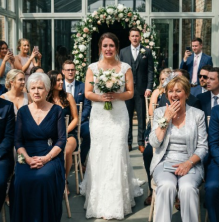 Przez chwilę myślałam, że mama będzie mnie błagać, żebym się zastanowiła, żebym zachowała spokój. Zamiast tego uniosła brodę i spojrzała prosto na Meredith Caldwell.