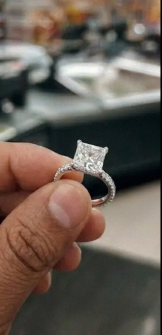 Znalazł pierścionek w sklepie. To, co stało się potem, zmieniło wszystko