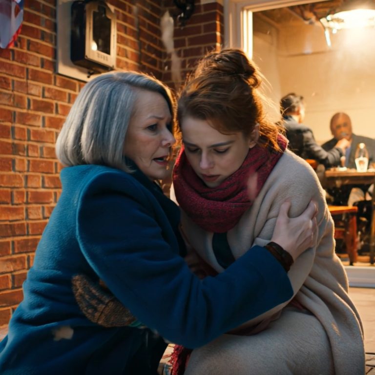 W Wigilię niespodziewanie zastałam moją córkę drżącą z zimna na zewnątrz. W środku rodzina mojego męża przytulnie siedziała przy kominku, pijąc szampana i śmiejąc się. Wzięłam córkę na ręce, weszłam prosto do środka i wypowiedziałam sześć słów – w domu zapadła cisza, rozpoczynając wieczór sprawiedliwości, którego nigdy nie zapomną.