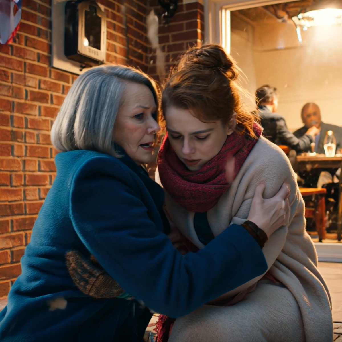 W Wigilię niespodziewanie zastałam moją córkę drżącą z zimna na zewnątrz. W środku rodzina mojego męża przytulnie siedziała przy kominku, pijąc szampana i śmiejąc się. Wzięłam córkę na ręce, weszłam prosto do środka i wypowiedziałam sześć słów – w domu zapadła cisza, rozpoczynając wieczór sprawiedliwości, którego nigdy nie zapomną.