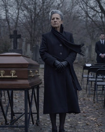 Na pogrzebie mojego męża nie było nikogo oprócz mnie. Nasze dzieci wolały imprezy niż ostatnie pożegnanie ojca. Następnego ranka…