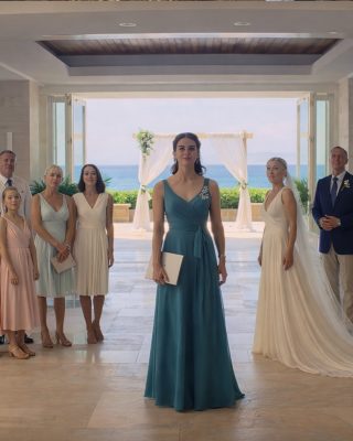 Moja rodzina przeniosła ślub mojej siostry na plaży Maui o tydzień, utworzyła tajny czat grupowy beze mnie, powiedziała wszystkim, że „nie dam rady”… i pewnego wtorku o 23:47 w Seattle otworzyłam telefon, zobaczyłam jedną wiadomość i po cichu postanowiłam, że ich „kameralne przyjęcie” będzie ostatnim kłamstwem, jakie kiedykolwiek na mój temat powiedzą.