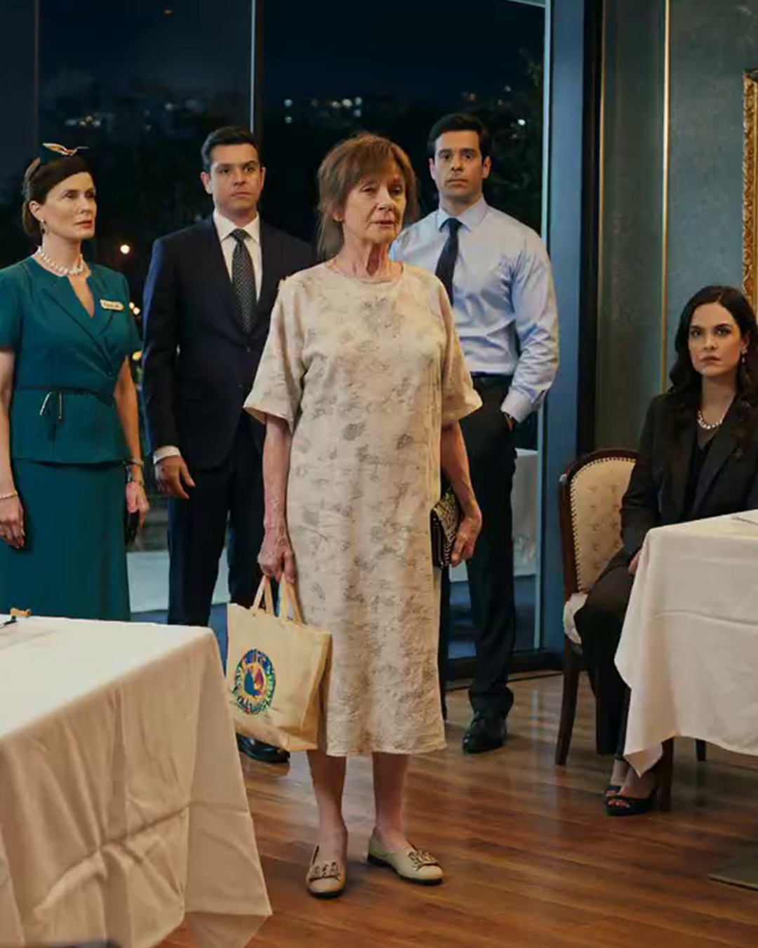 Nigdy nie powiedziałam synowi o mojej miesięcznej pensji wynoszącej 40 000 dolarów. Zawsze widział, jak żyję skromnie. Zaprosił mnie na kolację do rodziców swojej żony. Chciałam zobaczyć, jak traktują „biedną” osobę, więc udawałam zrujnowaną i naiwną matkę. Ale gdy tylko przekroczyłam próg…