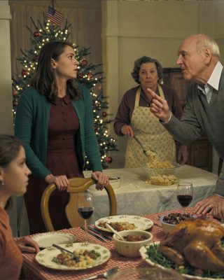 „Wynoś się, jesteś dla mnie martwy” – warknął tata przy świątecznym obiedzie. Mama pokręciła głową. „Przestań zawstydzać siostrę”. Uśmiechnąłem się i powiedziałem: „Dobra. Dobra. Nie dzwoń do mnie więcej”. W pokoju zapadła cisza. Następnego ranka… gliny, łzy, chaos.