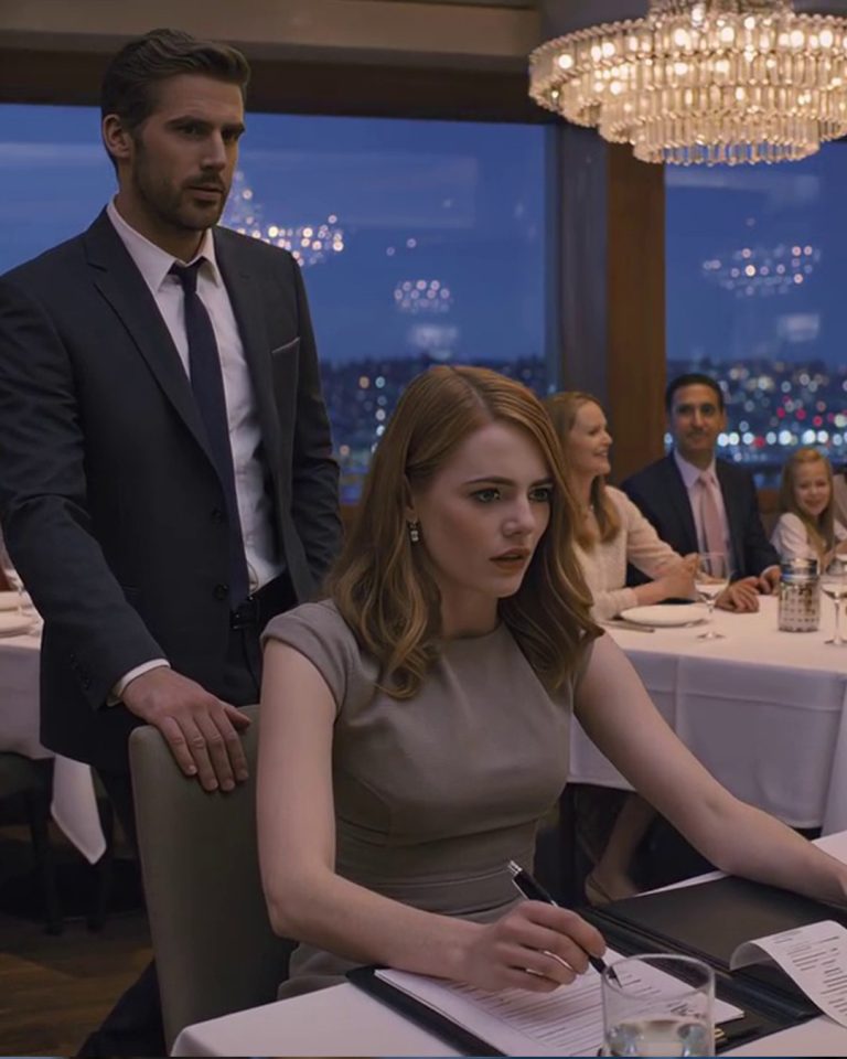 Moja siostra kazała mi siedzieć samej za filarem na jej ślubie — dopóki nieznajomy nie wziął mnie za rękę i…