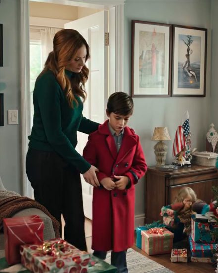 Zabrałem mojego 7-letniego syna do domu na rodzinne przyjęcie świąteczne. Dzieci mojej starszej siostry dostały 36 prezentów, a mama „zapomniała” dać prezent mojemu synowi. Nic nie powiedziałem i po cichu wyprowadziłem go na zewnątrz. Wróciłem do domu i przejrzałem cały testament; wieczorem ekran mojego telefonu wciąż wyświetlał 180 nieodebranych połączeń.