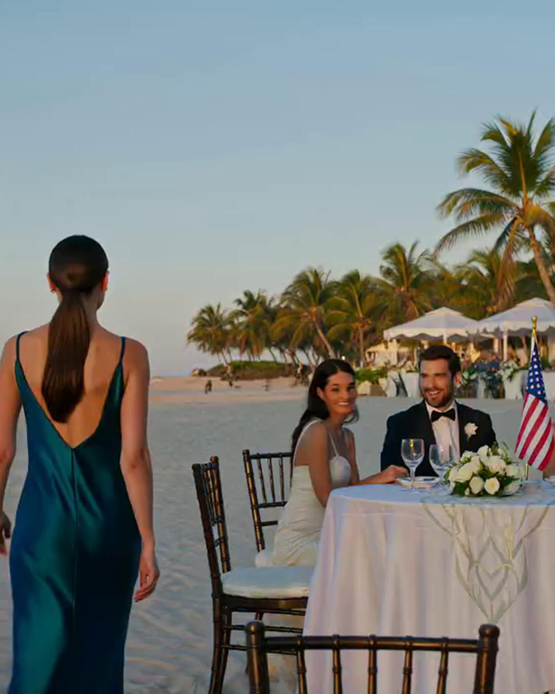 Na ślubie starszej siostry mojego męża na Hawajach zabrakło mi miejsca. Powiedziała: „Nisko urodzeni różnią się od naszych”, a mój mąż i cała jego rodzina siedzieli tam chichocząc. Powiedziałam: „Teraz rozumiem”, odwróciłam się i odeszłam. Myśleli, że to mój mąż sfinansował całe wesele. 50 minut później.