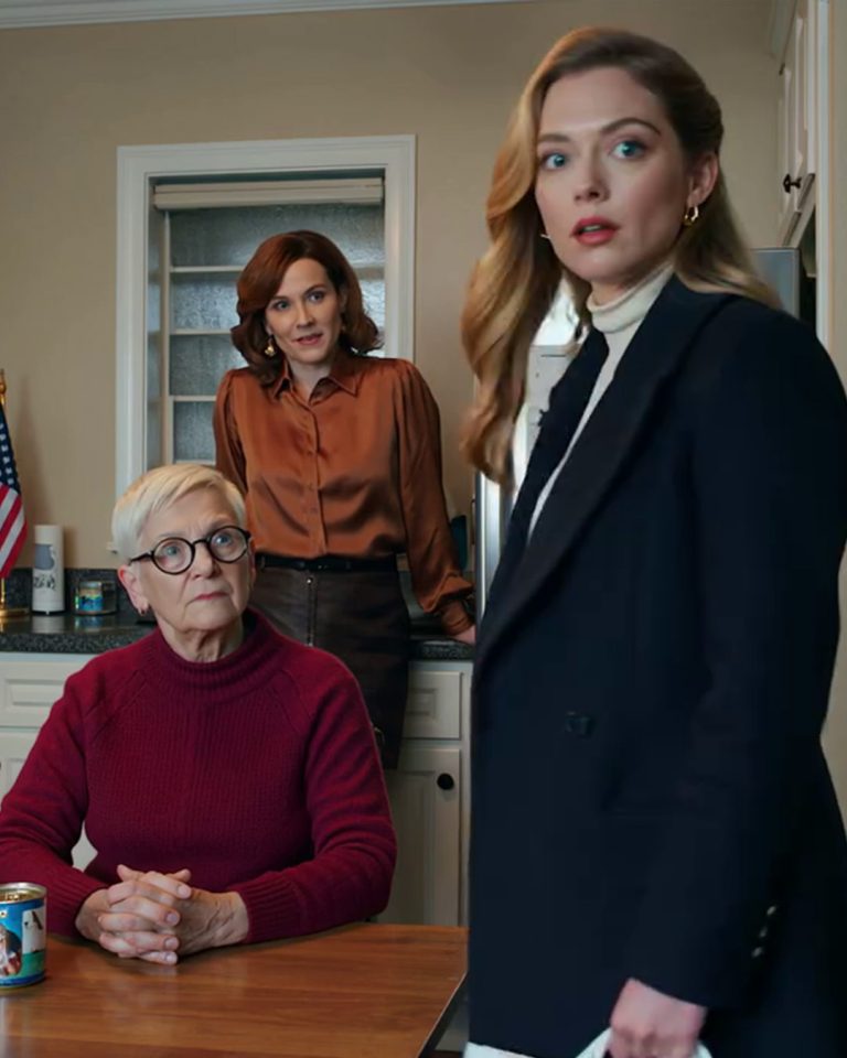 Przyjechała moja córka, zobaczyła mnie siedzącą w ciemności i zapytała: „Mamo, dlaczego w domu nie ma nic do jedzenia? Dostajesz 8000 dolarów emerytury co miesiąc!”. Synowa pojawiła się i powiedziała: „Zatrzymuję wszystkie pieniądze z emerytury mamy”.