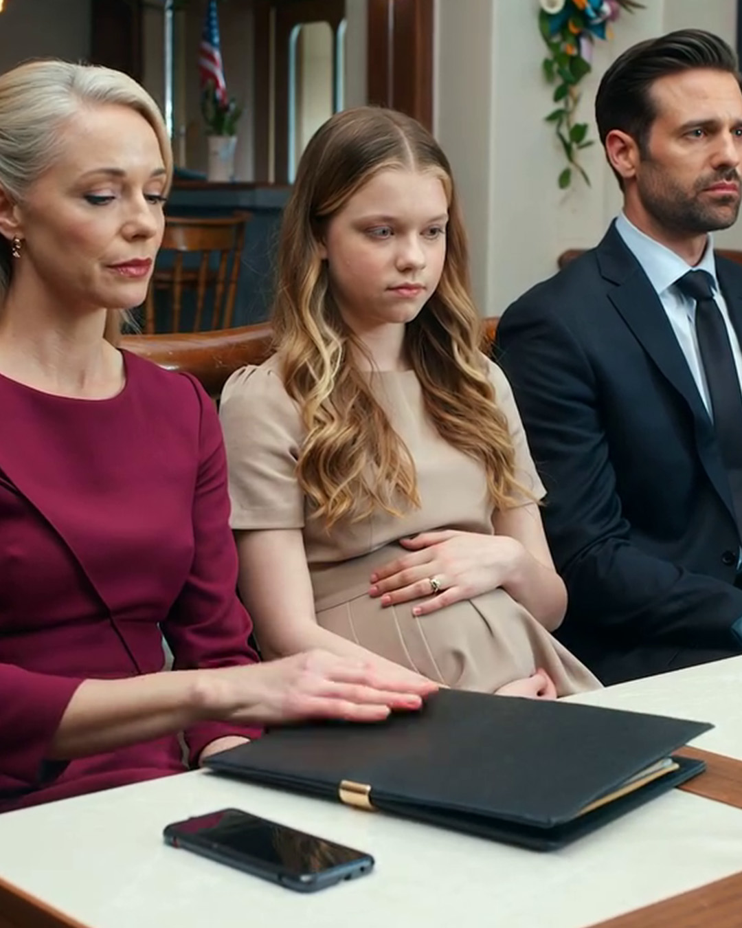 Po tym, jak odmówiłam płacenia za luksusowy ślub mojej córki, zablokowała mnie. Kilka dni później zaprosiła mnie na „obiad pojednawczy”. Ale gdy tylko weszłam, zobaczyłam już trzech prawników czekających ze stosem przygotowanych dokumentów na stole. Moja córka spojrzała mi prosto w oczy i powiedziała: „Albo się dziś zgodzisz… albo nie będziesz już częścią życia swojego wnuka”. Nie podniosłam głosu. Po prostu otworzyłam torebkę, wykonałam jeden telefon i spokojnie powiedziałam: „Jasne – ale zanim cokolwiek się wydarzy, ktoś chce powiedzieć kilka słów”.