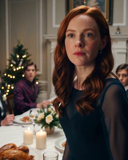 W Boże Narodzenie mój ojciec ogłosił, że sprzedał rodzinną firmę i że nie dostanę nic. Podczas gdy moje starsze rodzeństwo wciąż się uśmiechało, zadowolone z siebie, przekonane, że mój udział w końcu został bezpowrotnie wymazany, wstałem i spokojnie wyjawiłem tożsamość osoby, która potajemnie go odkupiła. Wszystkie brzęki kieliszków nagle ucichły.