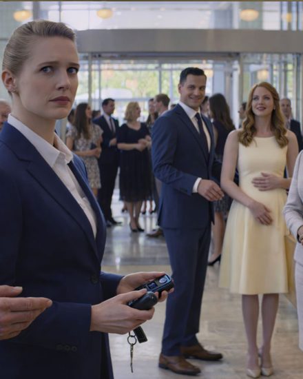 Przez rok podrzucałam zwolnionemu kierowcy męża małe koperty z pieniędzmi. Wczoraj wieczorem osaczył mnie przed sklepem spożywczym i wyszeptał: „Jutro nie wsiadaj do samochodu Marcusa. Jedź autobusem o 7:15 do Fairview. Usiądź z tyłu i patrz”. Zapytałam dlaczego, a jego głos się załamał: „Bo zasługujesz na życie, Kesha. Zrozumiesz, jak zobaczysz, kto jedzie tym autobusem”. Całą noc leżałam z otwartymi oczami, słysząc jego pętlę ostrzegawczą i brzęczenie kluczy Marcusa na dole.