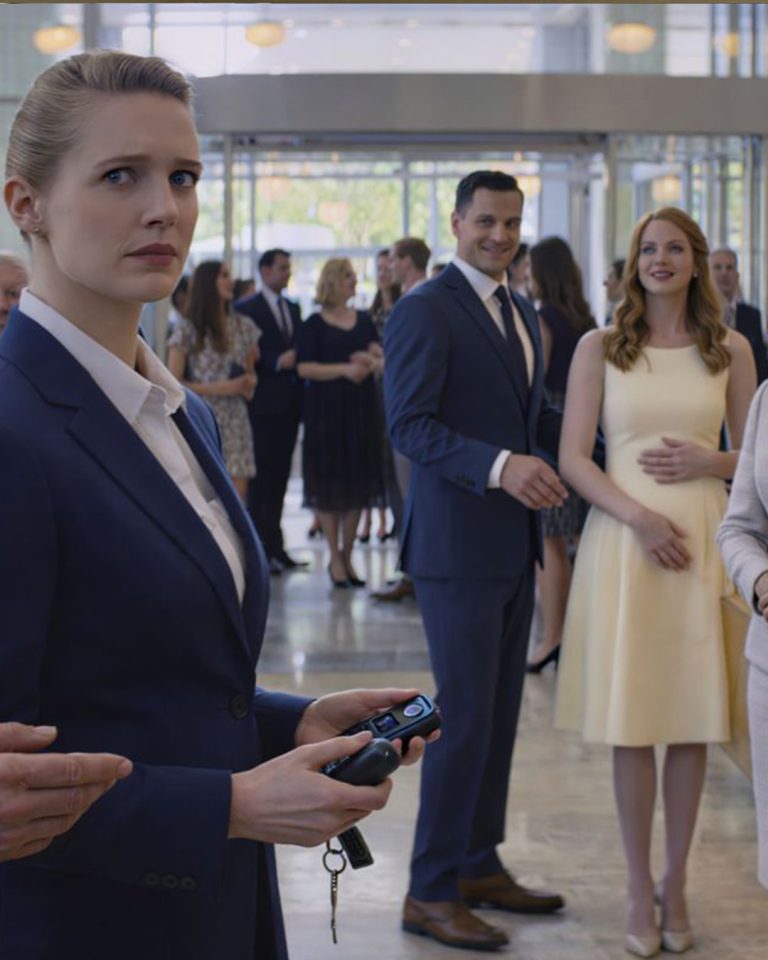 Przez rok podrzucałam zwolnionemu kierowcy męża małe koperty z pieniędzmi. Wczoraj wieczorem osaczył mnie przed sklepem spożywczym i wyszeptał: „Jutro nie wsiadaj do samochodu Marcusa. Jedź autobusem o 7:15 do Fairview. Usiądź z tyłu i patrz”. Zapytałam dlaczego, a jego głos się załamał: „Bo zasługujesz na życie, Kesha. Zrozumiesz, jak zobaczysz, kto jedzie tym autobusem”. Całą noc leżałam z otwartymi oczami, słysząc jego pętlę ostrzegawczą i brzęczenie kluczy Marcusa na dole.