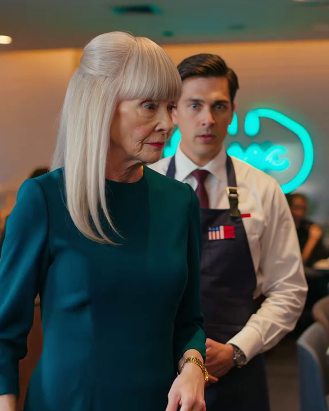 Mój syn powiedział, że kolacja została odwołana, ale kiedy dotarłem do restauracji, zastałem ich cicho ucztujących beze mnie – moim kosztem. Nie kłóciłem się ani nie robiłem scen. Zrobiłem im niespodziankę, której się nie spodziewali. Przestali rozmawiać w chwili, gdy to zrobiłem, ponieważ…