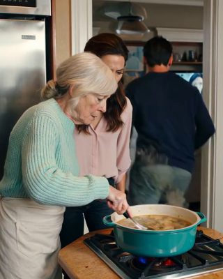 Kiedy mieszałam garnek zupy dla całej rodziny, moja synowa podeszła bliżej i zapytała: „Kto ci kazał tak gotować?”. Mój syn wpatrywał się w telewizor, udając, że nic nie widzi. Kilka minut później z kuchni dobiegł głośny hałas. I od tego momentu wszystko w tym domu zaczęło się przemeblowywać.