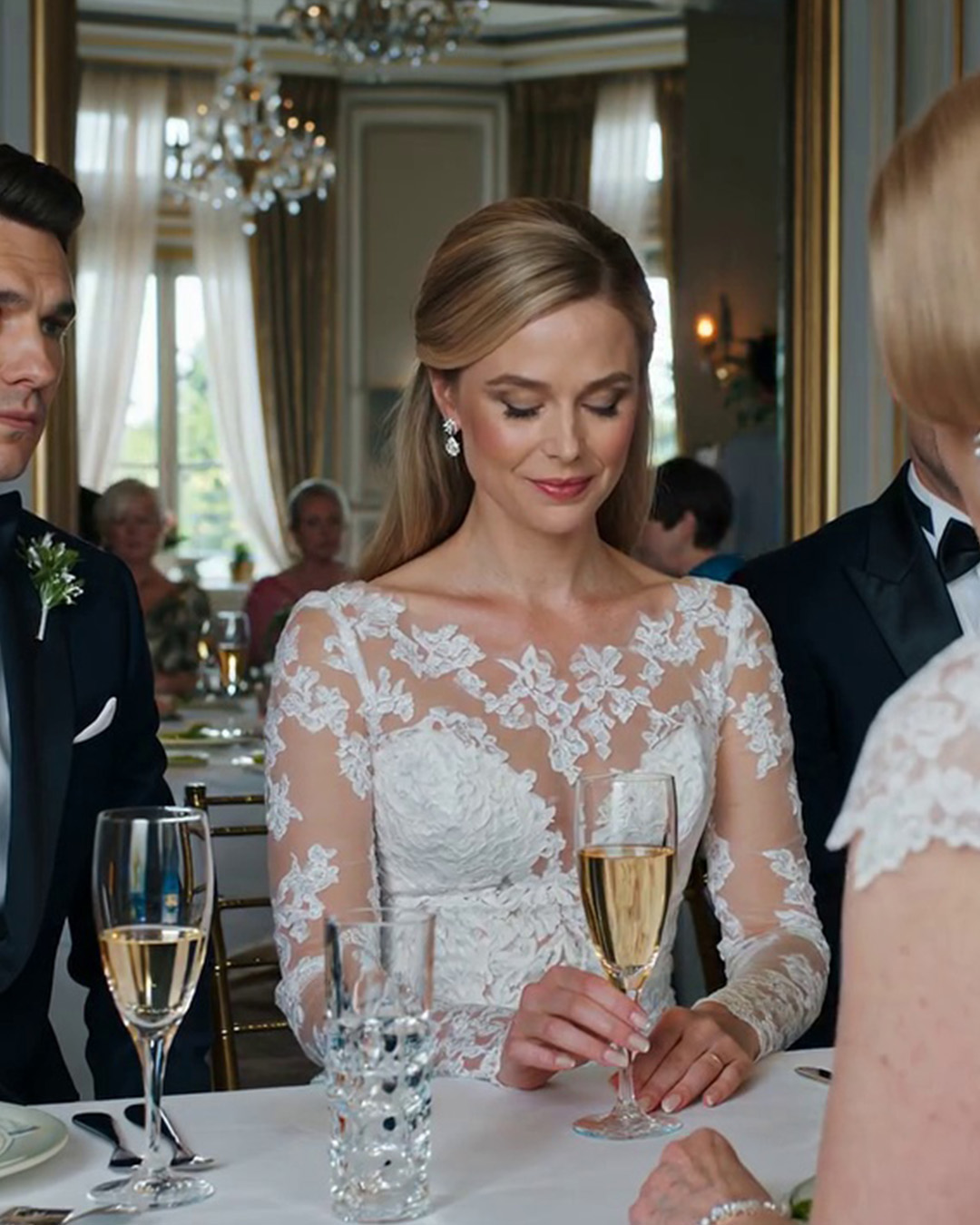 Moja teściowa wrzuciła coś do mojego szampana na naszym weselu, więc zamieniłem kieliszki i milczałem.