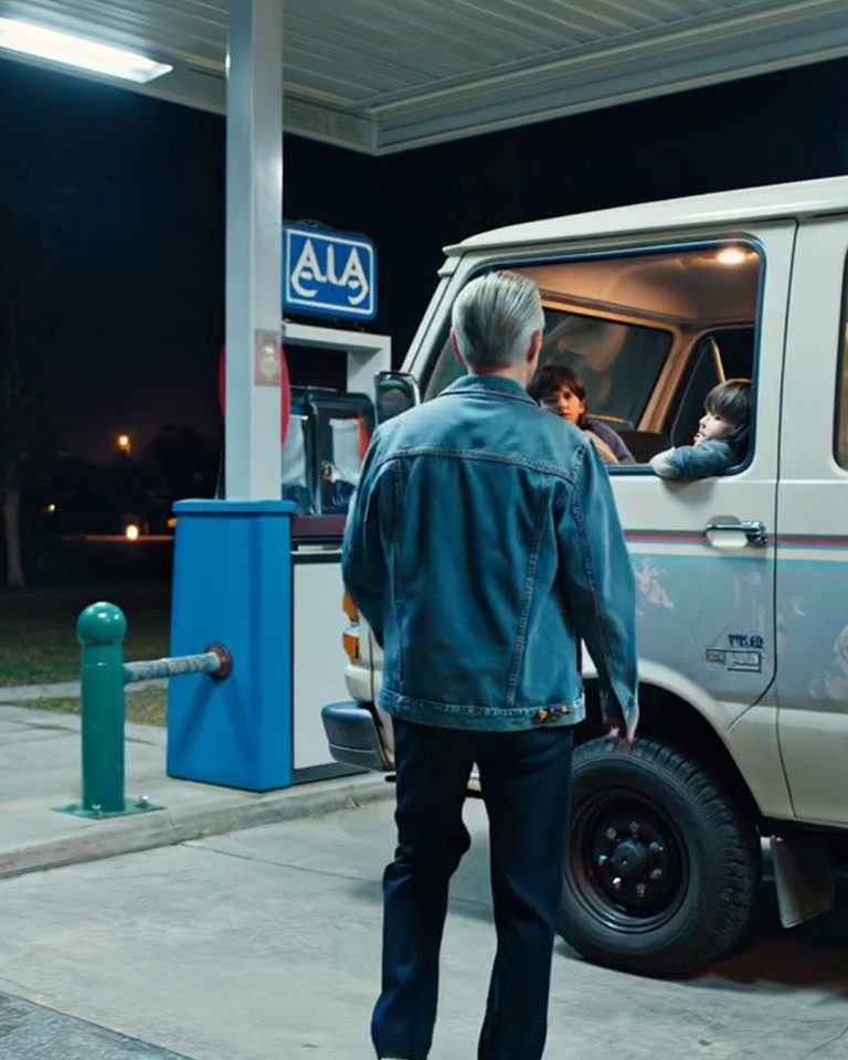 Na stacji benzynowej zobaczyłam moją córkę śpiącą w furgonetce z dzieckiem. Zapytałam: „Gdzie jest mieszkanie, które dla ciebie kupiłam?”. Rozpłakała się. „Mój mąż i teściowa powiedzieli, że nie mam żadnych praw… Powiedzieli, że to nie moje, i powiedzieli, że ja i moje dziecko powinniśmy znaleźć sobie inne miejsce do spania”. Ścisnęło mnie w gardle. Powiedziałam: „Chodź ze mną. Natychmiast”.