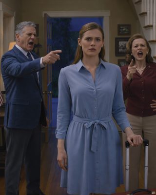 Moi rodzice przesunęli po stole teczkę z „rodzinną sprawą kryzysową” i powiedzieli: „Po prostu to zatwierdź”, po czym rzucili moją walizkę na werandę i zamknęli drzwi na zasuwę. Wszedłem więc do prywatnego banku z porysowaną srebrną kartą mojego dziadka, a kierownik zbladł, gdy zobaczył, co pokazał ekran.