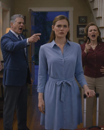 Moi rodzice przesunęli po stole teczkę z „rodzinną sprawą kryzysową” i powiedzieli: „Po prostu to zatwierdź”, po czym rzucili moją walizkę na werandę i zamknęli drzwi na zasuwę. Wszedłem więc do prywatnego banku z porysowaną srebrną kartą mojego dziadka, a kierownik zbladł, gdy zobaczył, co pokazał ekran.