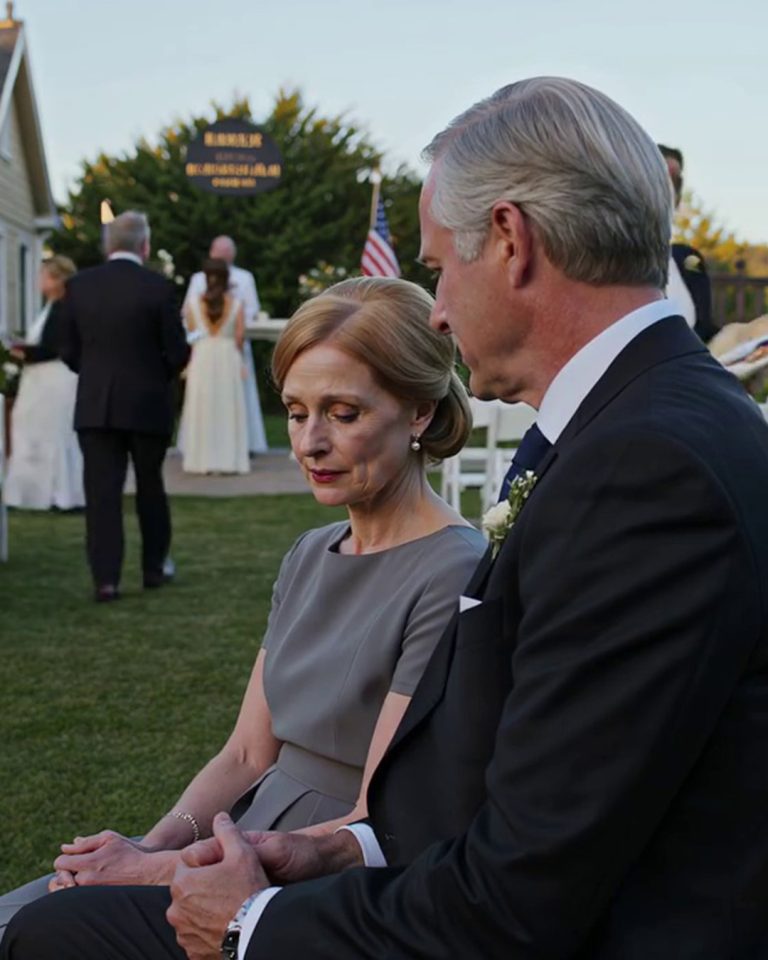 Na luksusowym ślubie mojego syna posadzili mnie w rzędzie 14, tuż obok miejsca obsługi. Panna młoda pochyliła się i szepnęła: „Proszę… nie rób nam dziś krzywdy”. Potem mężczyzna w czarnym garniturze usiadł obok mnie i mruknął: „Udawajmy, że przyszliśmy razem”. Kiedy mój syn spojrzał w dół i nas zobaczył, zbladł.